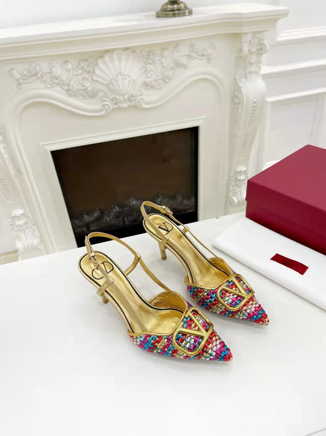 👟👟Ex-factory price 440👟👟 Genuine leather sole +40 Top version 𝑉𝐴𝐿𝐸𝑁𝑇𝐼𝑁𝑂 Valentino new spring and summer women's 5⃣️color empty back sandals. The unique [V family hand-woven] brings out a full sense of high-end, and the new season will live up to expectations! Worth buying★Absolutely high-grade❥Original method, Absolutely sensual❥Elegant style, creating a different feeling, simple and elegant style!  Code number: 35-41 (34-42 is custom-made and non-returnable) Inner lining: Sheepskin lining Heel height: 7.5 cm Leather outsole + 40 rubber outsole